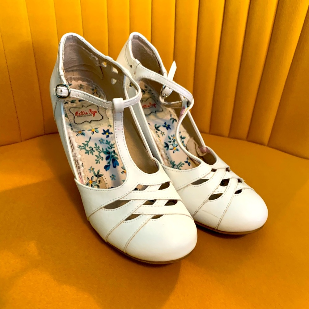 Bettie Page Cream Heels